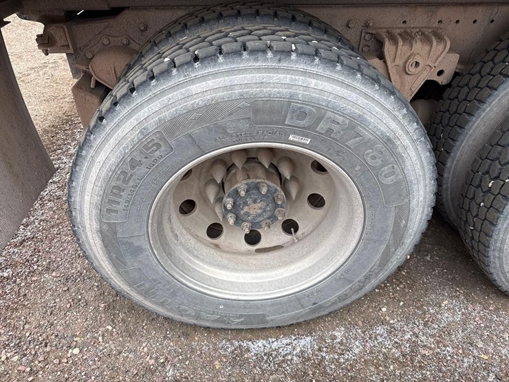 1999-volvo-vnl42t-dump-truck-image-15