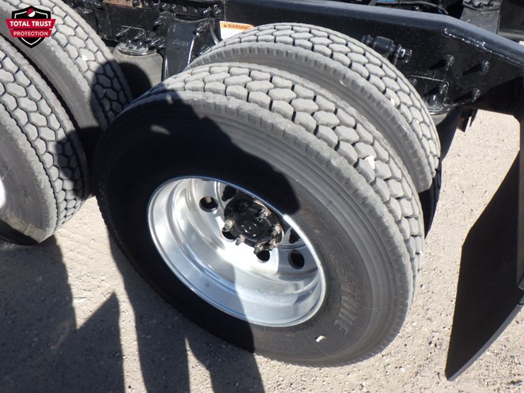 2022-freightliner-cascadia-116-image-11