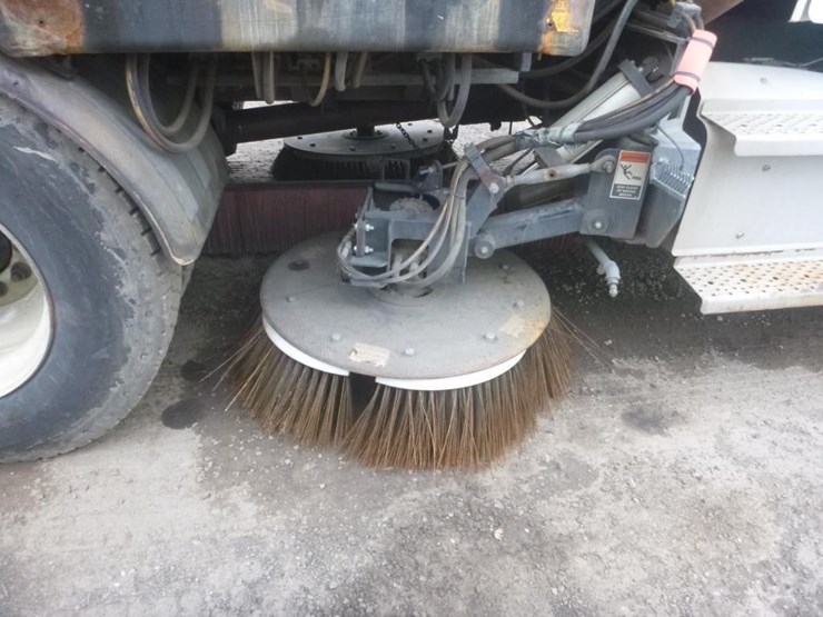 2017-freightliner-m2-106-image-8