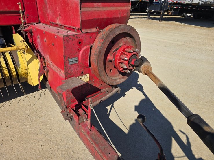 new-holland-320-image-10