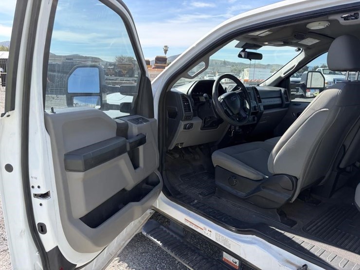 2020-ford-f550-image-12