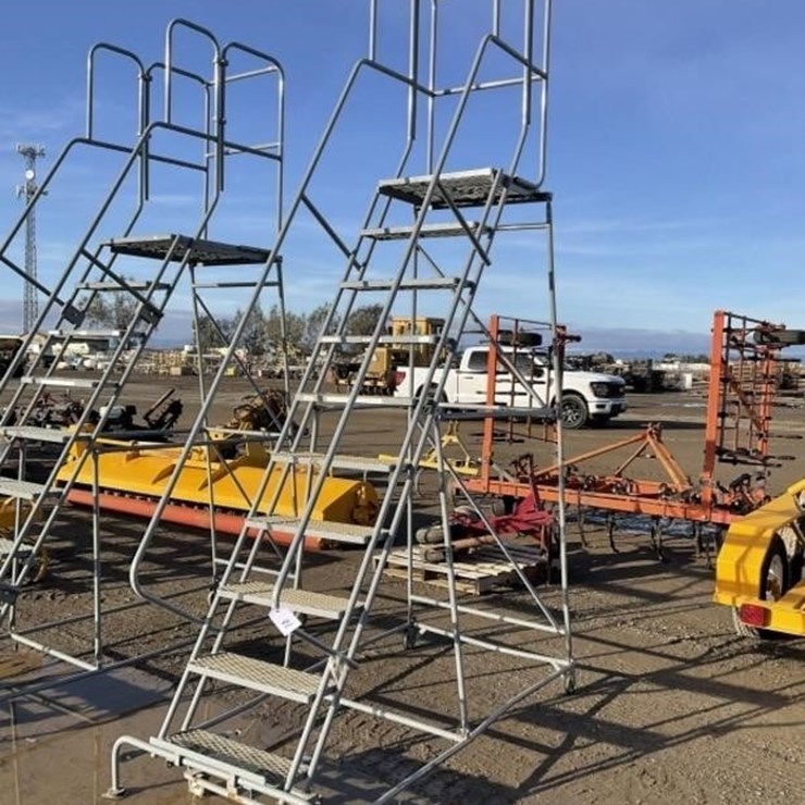 U-LINE 8.5' Portable Steel Step Ladder