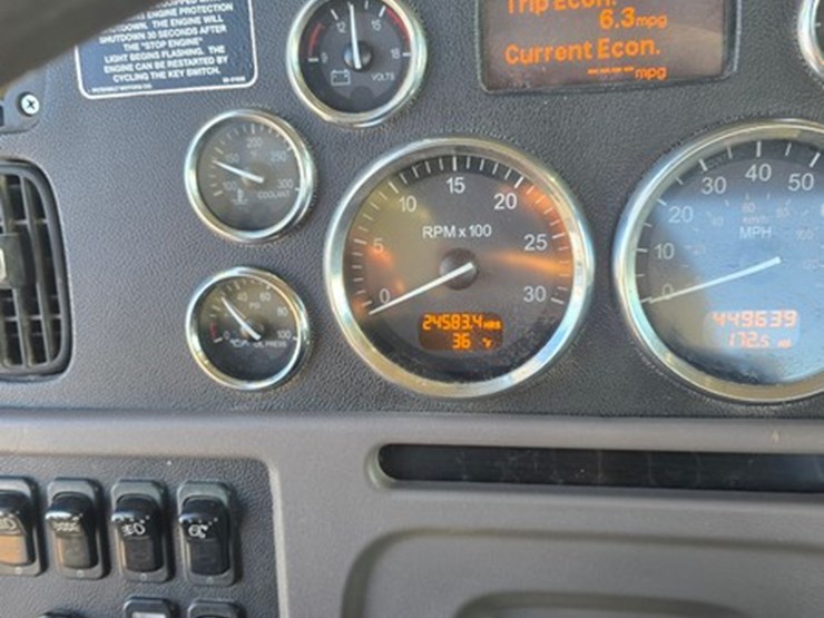 2010-peterbilt-367-image-29