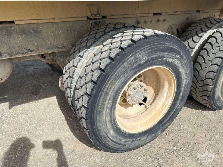 2001-peterbilt-330-image-33