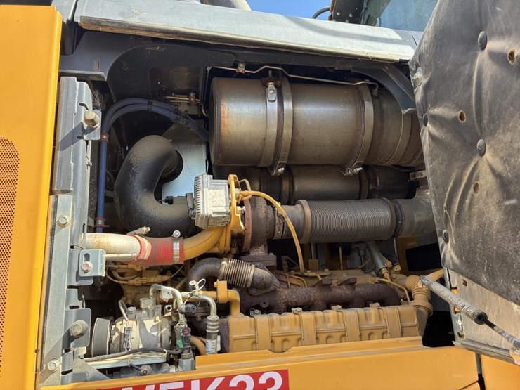 2018-deere-624k-image-26