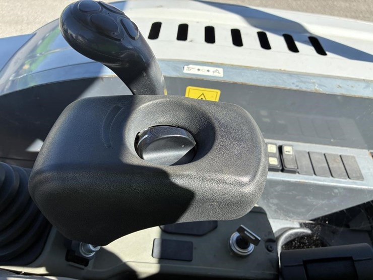 2021-takeuchi-tb230-image-18