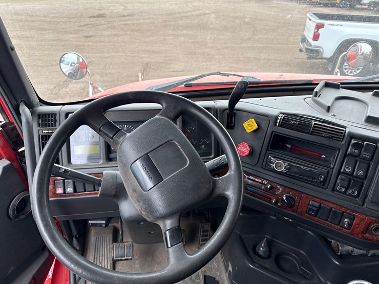 1999-volvo-vnl42t-dump-truck-image-9