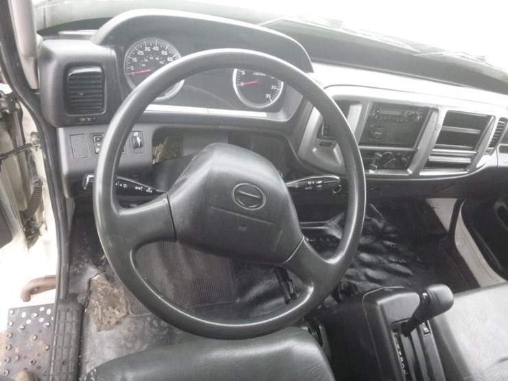 2013-hino-268-image-17