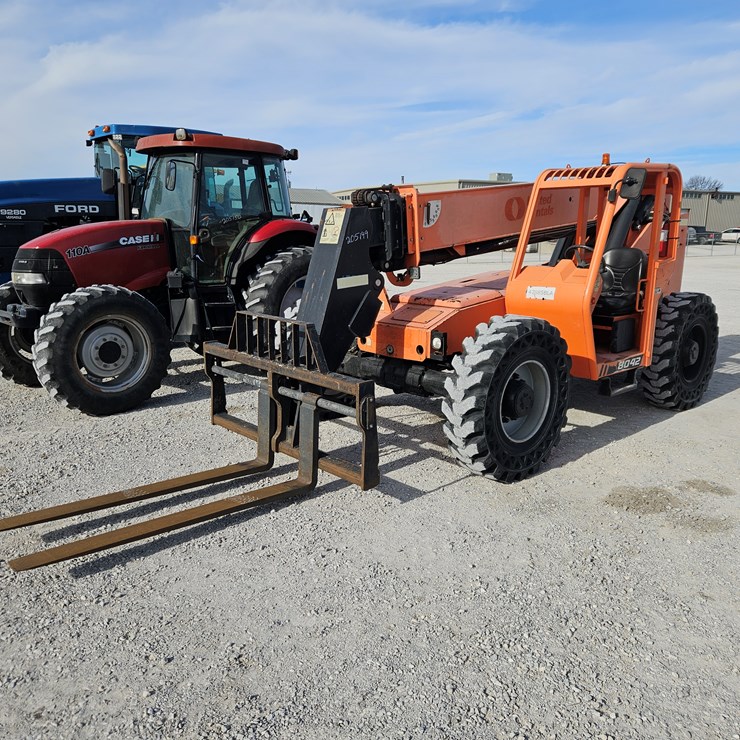 2017 JLG 8042