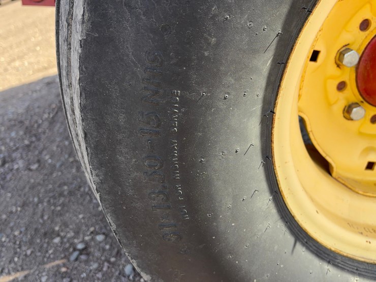 new-holland-br750-image-18