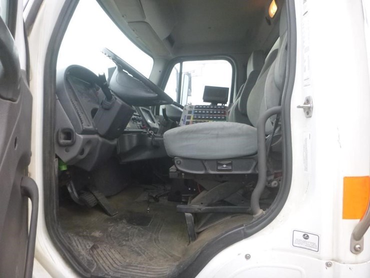 2017-freightliner-m2-106-image-12