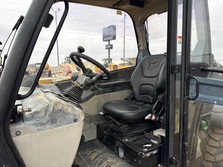 2011-caterpillar-th514-telehandler-image-23