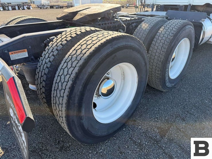 2017-freightliner-cascadia-125-image-32