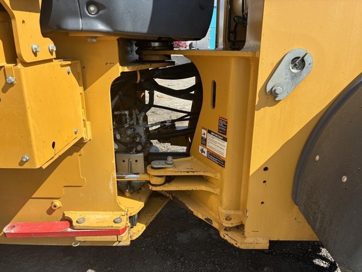 2018-deere-624k-image-12