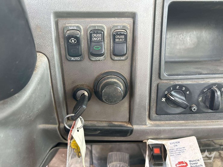 2012-peterbilt-337-image-18