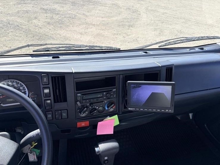 2023-isuzu-nrr-image-16