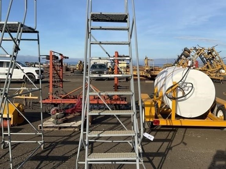 u-line-8.5'-portable-steel-step-ladder-image-2