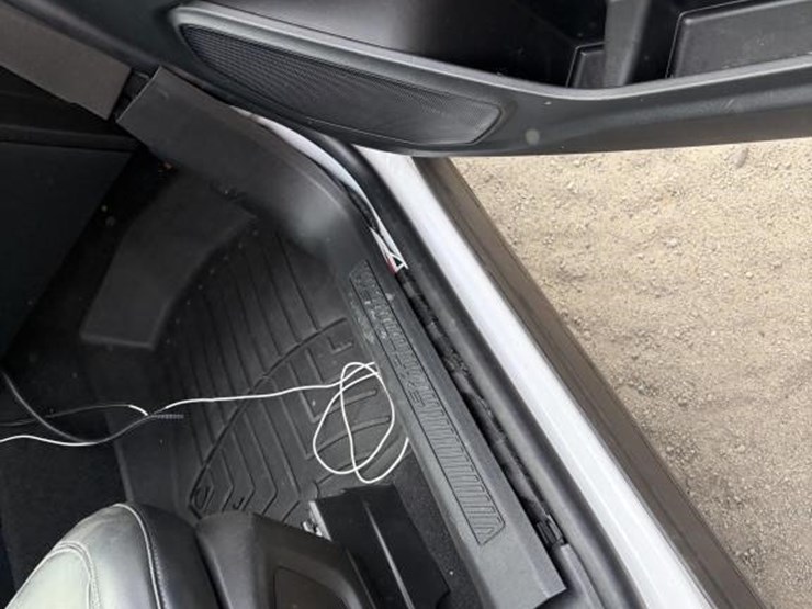 2021-ford-explorer-image-38