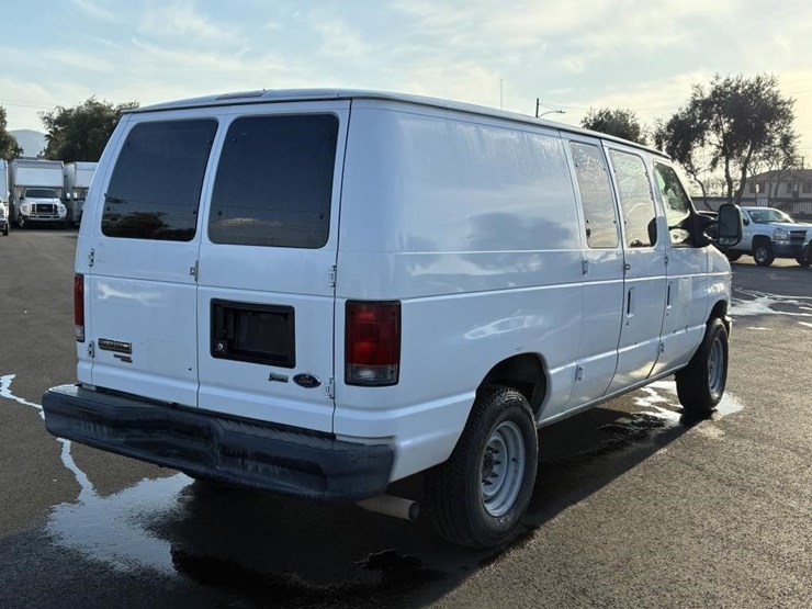 2011-ford-e350-image-3