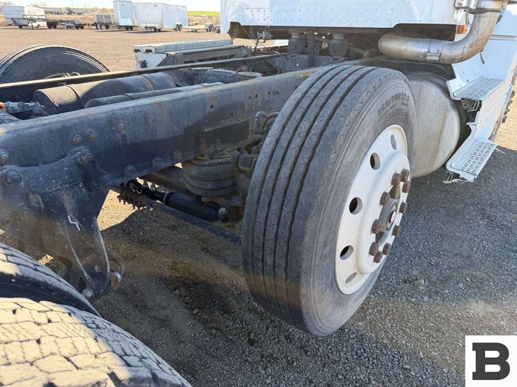 1992-freightliner-fld120-image-32