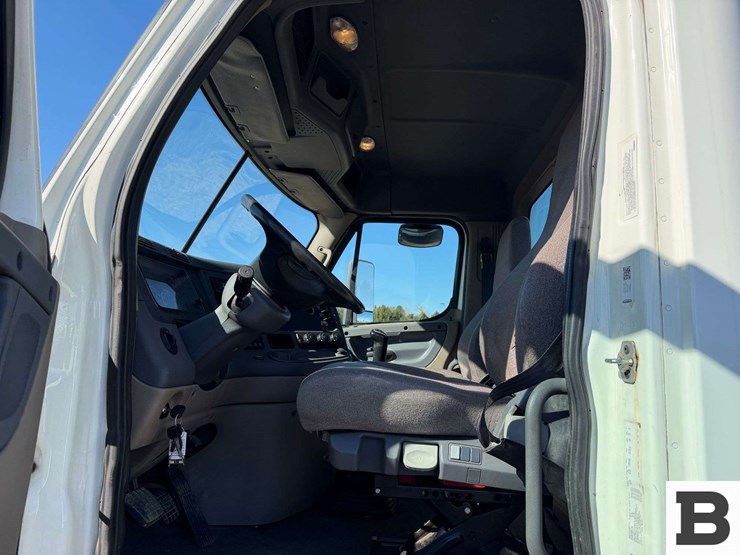 2017-freightliner-cascadia-125-image-54