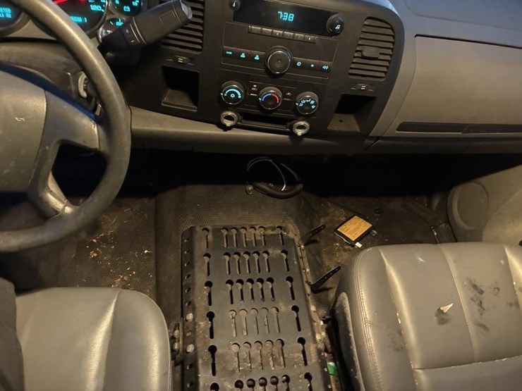 2010-chevrolet-2500hd-image-13