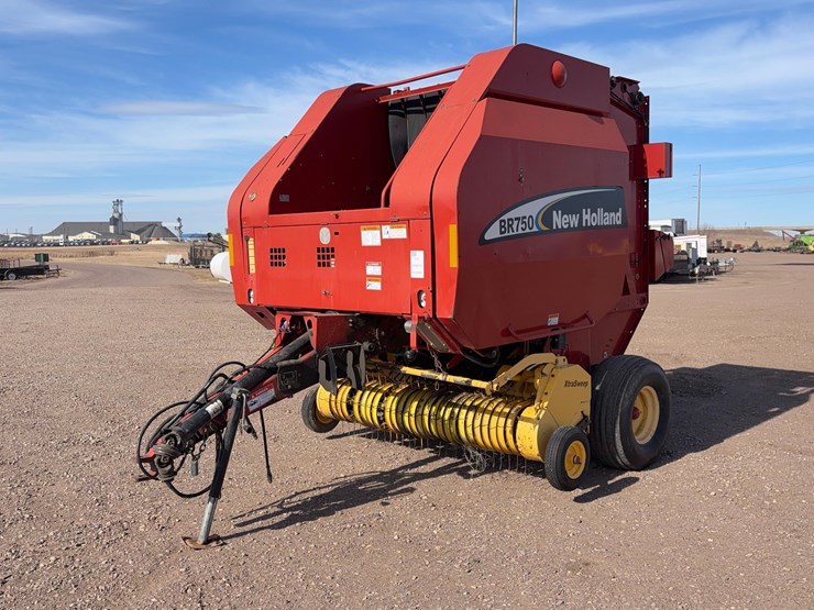 new-holland-br750-image-1