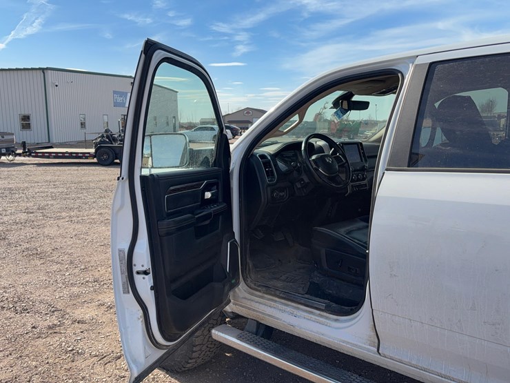 2020-ram-2500-laramie-image-18