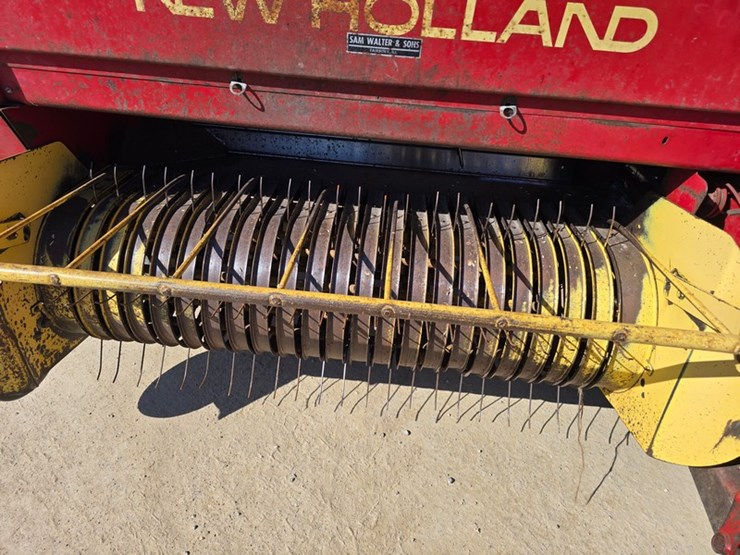 new-holland-320-image-12