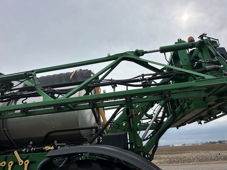 2021-john-deere-r4044-image-34