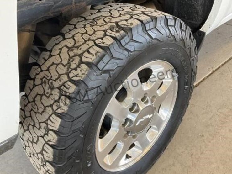 2015-chevrolet-silverado-2500hd-image-8