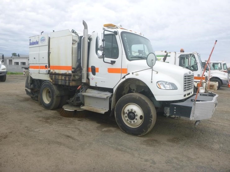 2017-freightliner-m2-106-image-7