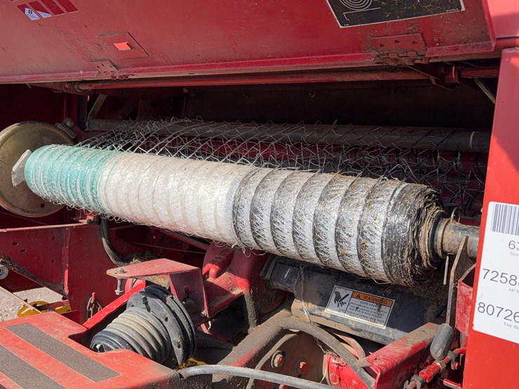 new-holland-br750-image-11