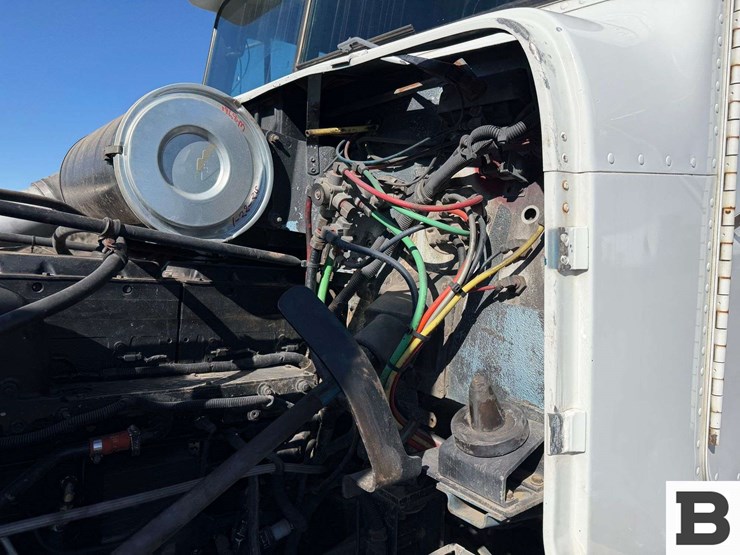 1992-freightliner-fld120-image-35