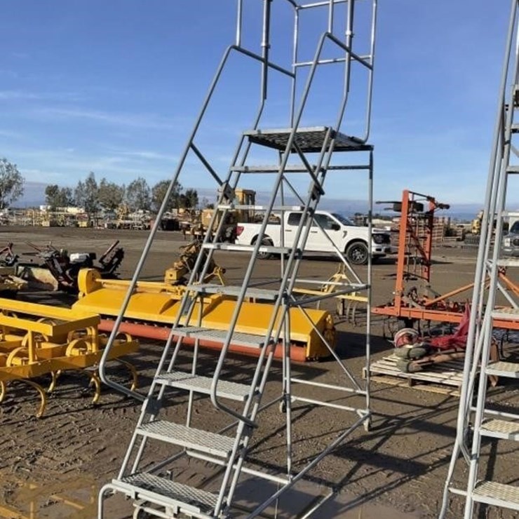 U-LINE 8.5' Portable Steel Step Ladder