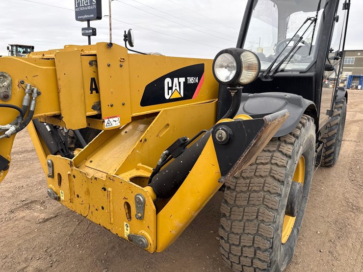 2011-caterpillar-th514-telehandler-image-9