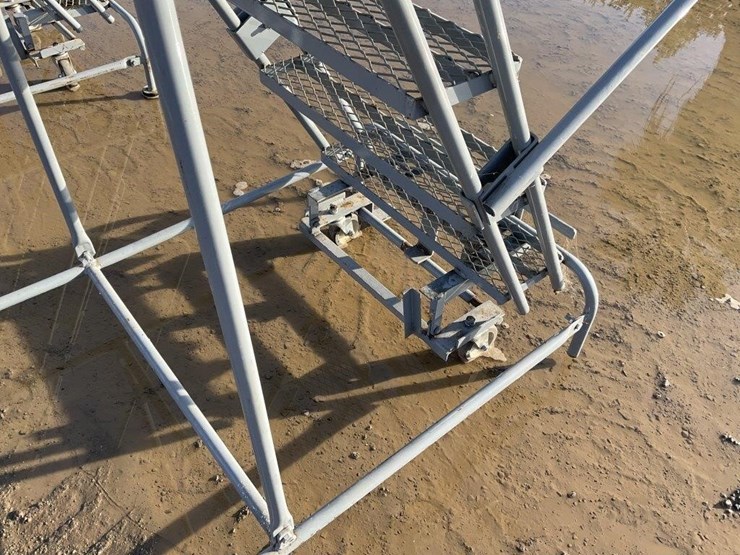 u-line-8.5'-portable-steel-step-ladder-image-6