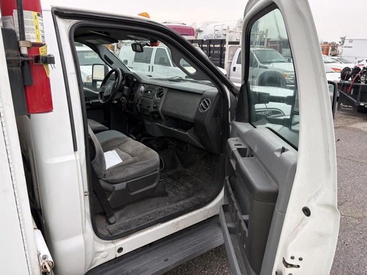 2011-ford-f550-image-9