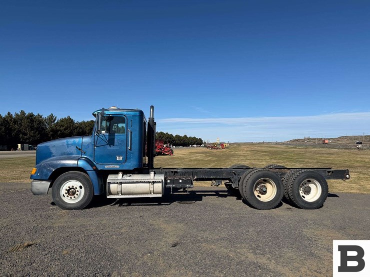 1995-freightliner-fld112-image-2