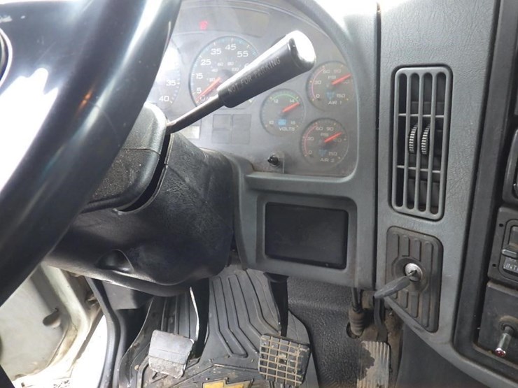 2007-international-7600-image-35