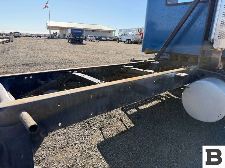 1995-freightliner-fld112-image-30