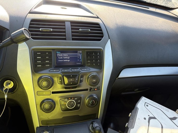 2015-ford-explorer-image-18