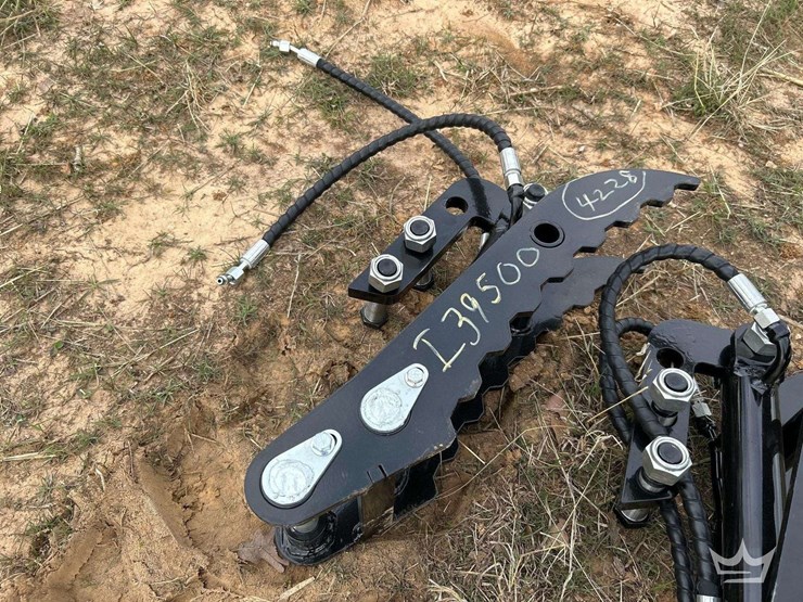 hydraulic-thumb-clamp-mini-excavator-attachment-image-1