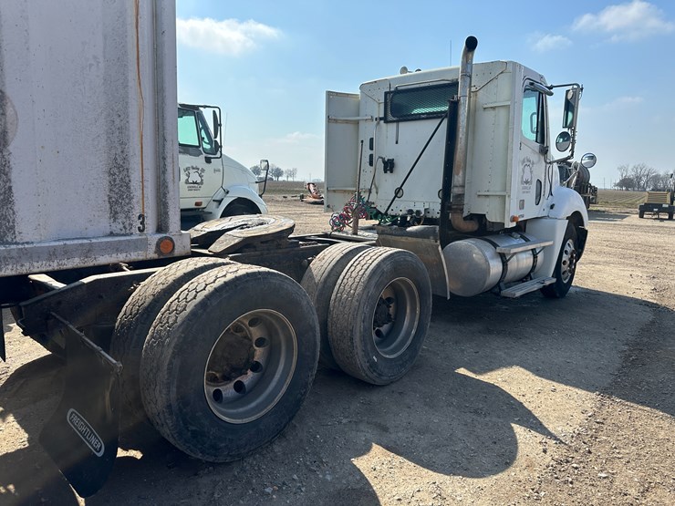 #38812-•-freightliner-daycab-truck-tractor-image-3