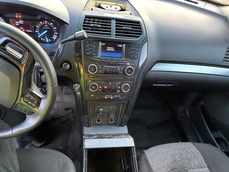 2016-ford-explorer-image-15