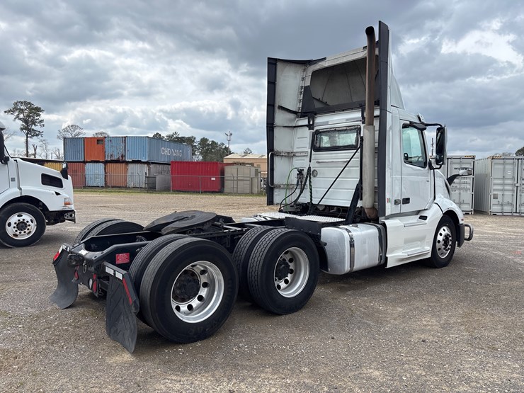 #211-•-2019-volvo-vnl-image-3