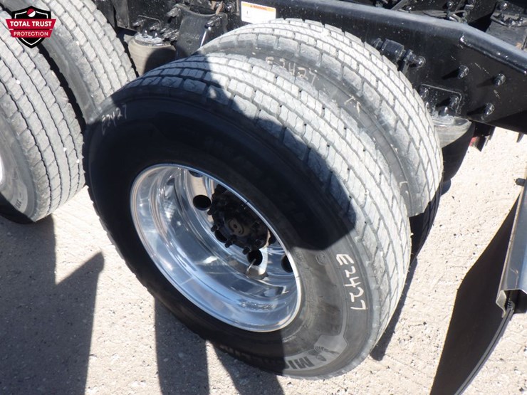 2022-freightliner-cascadia-116-image-12