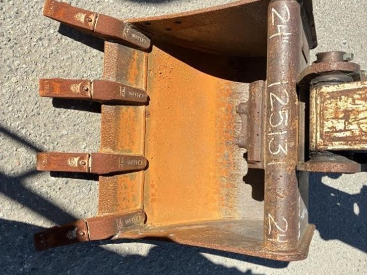 2021-takeuchi-tb230-image-12