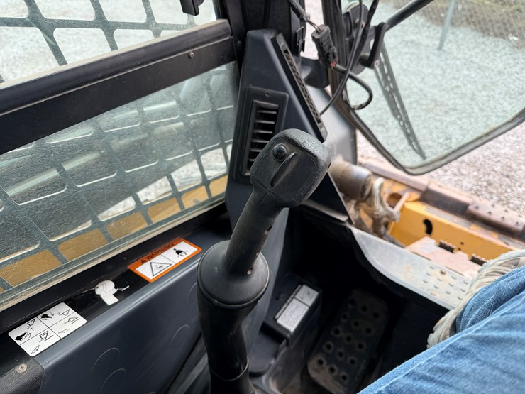 2012-deere-326d-image-11