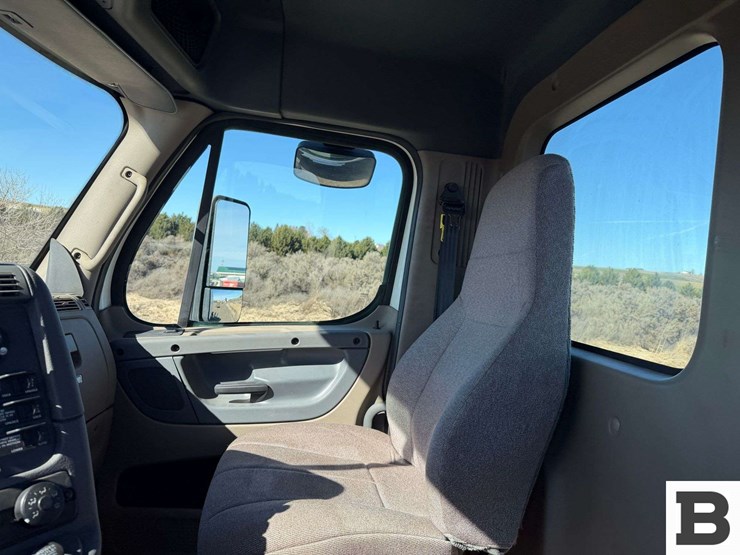 2017-freightliner-cascadia-125-image-58